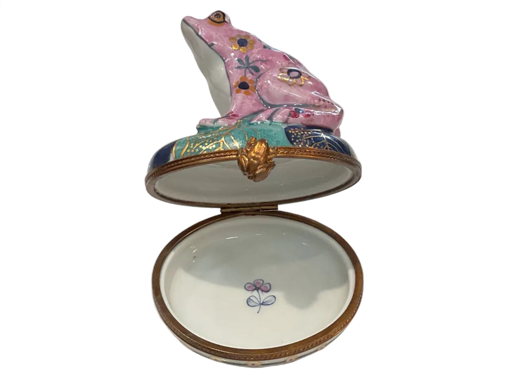 Tobacco Leaf Frog Figurine