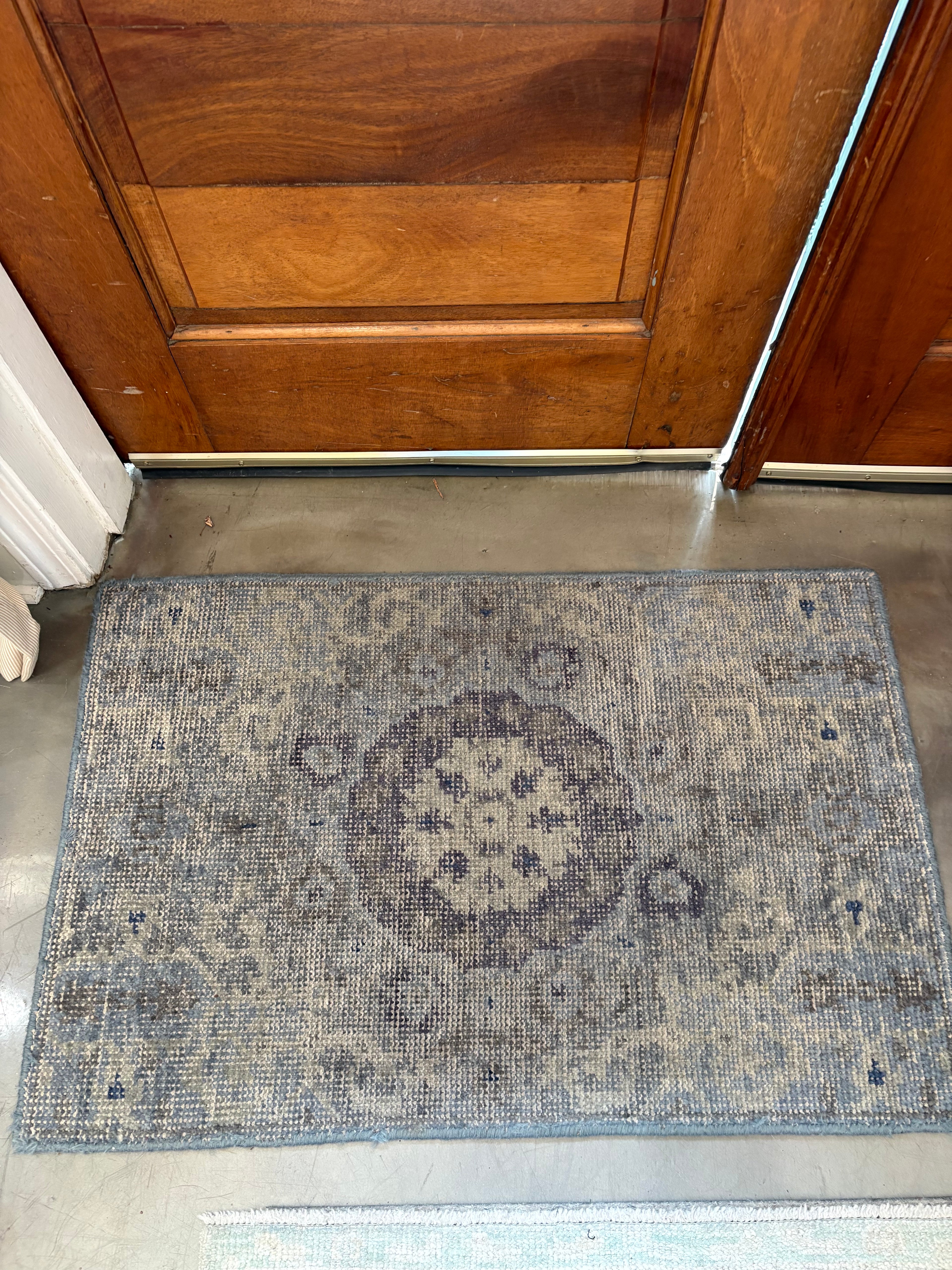 Blue and tan medallion rug (2x3)